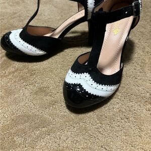 Cambridge select t-strap wingtip cutout mid heel dress pump, sz 6.5.